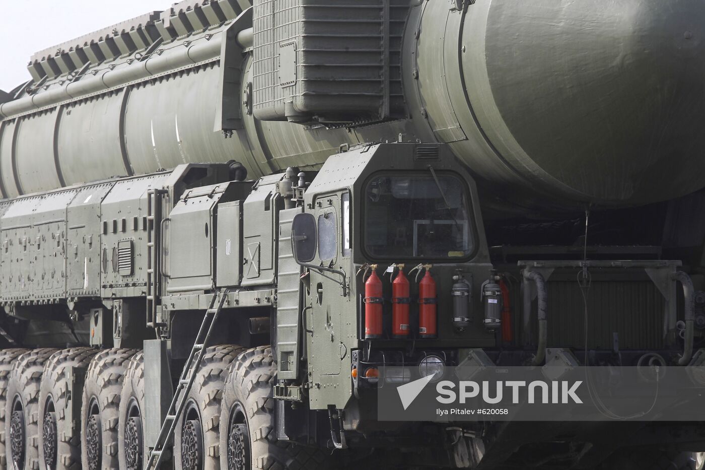 Topol M missile system shown at Alabino range