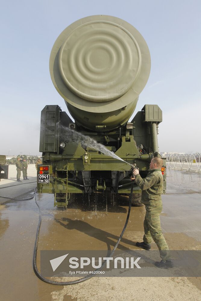 Topol M missile system shown at Alabino range
