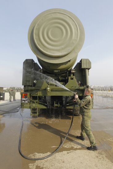 Topol M missile system shown at Alabino range