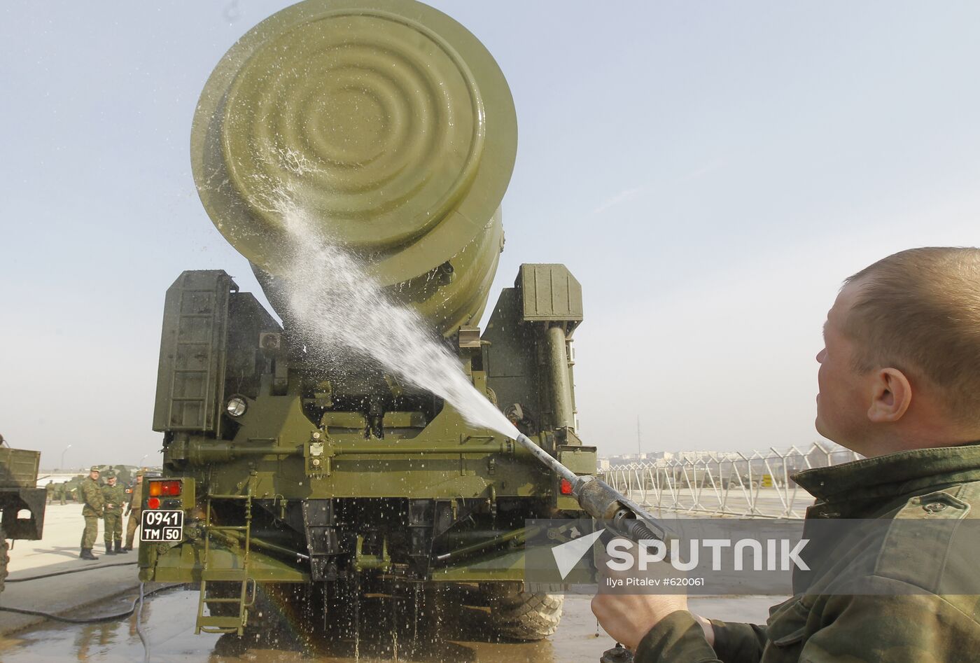 Topol M missile system shown at Alabino range