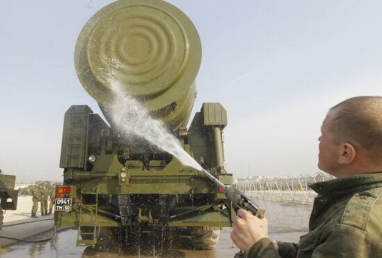 Topol M missile system shown at Alabino range