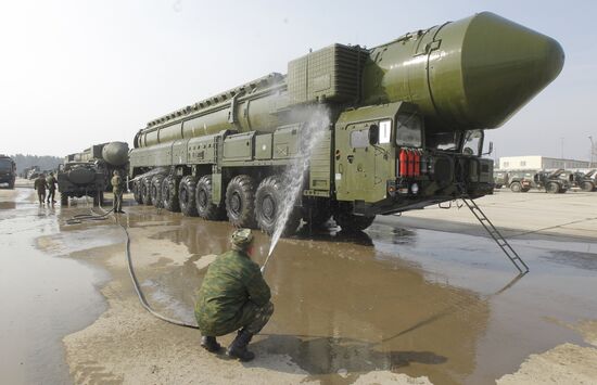 Topol M missile system demonstration at Alabino training ground