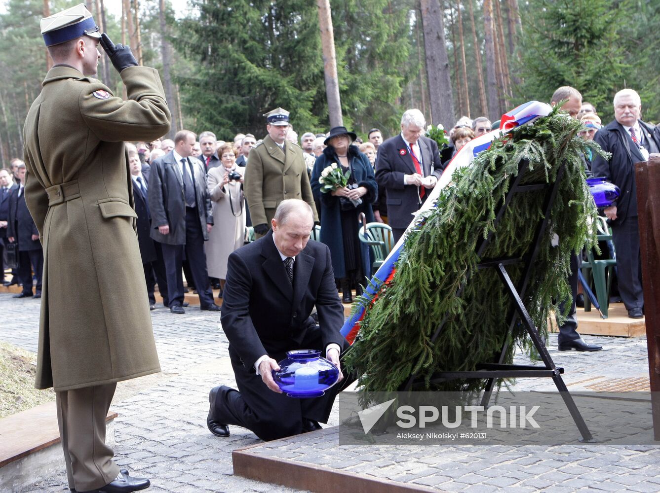 Vladimir Putin lays wreath at Katyn memorial