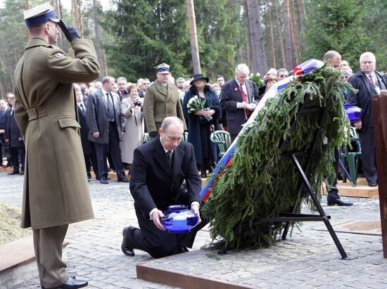 Vladimir Putin lays wreath at Katyn memorial