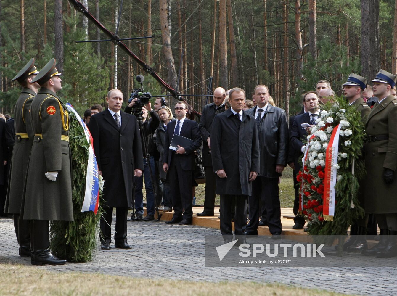 Vladimir Putin lays wreath at Katyn memorial