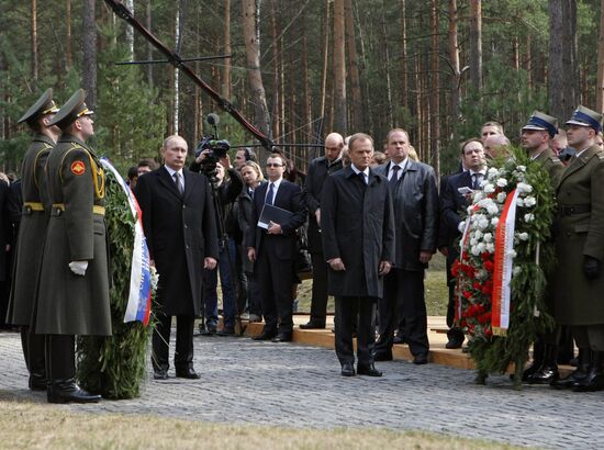 Vladimir Putin lays wreath at Katyn memorial