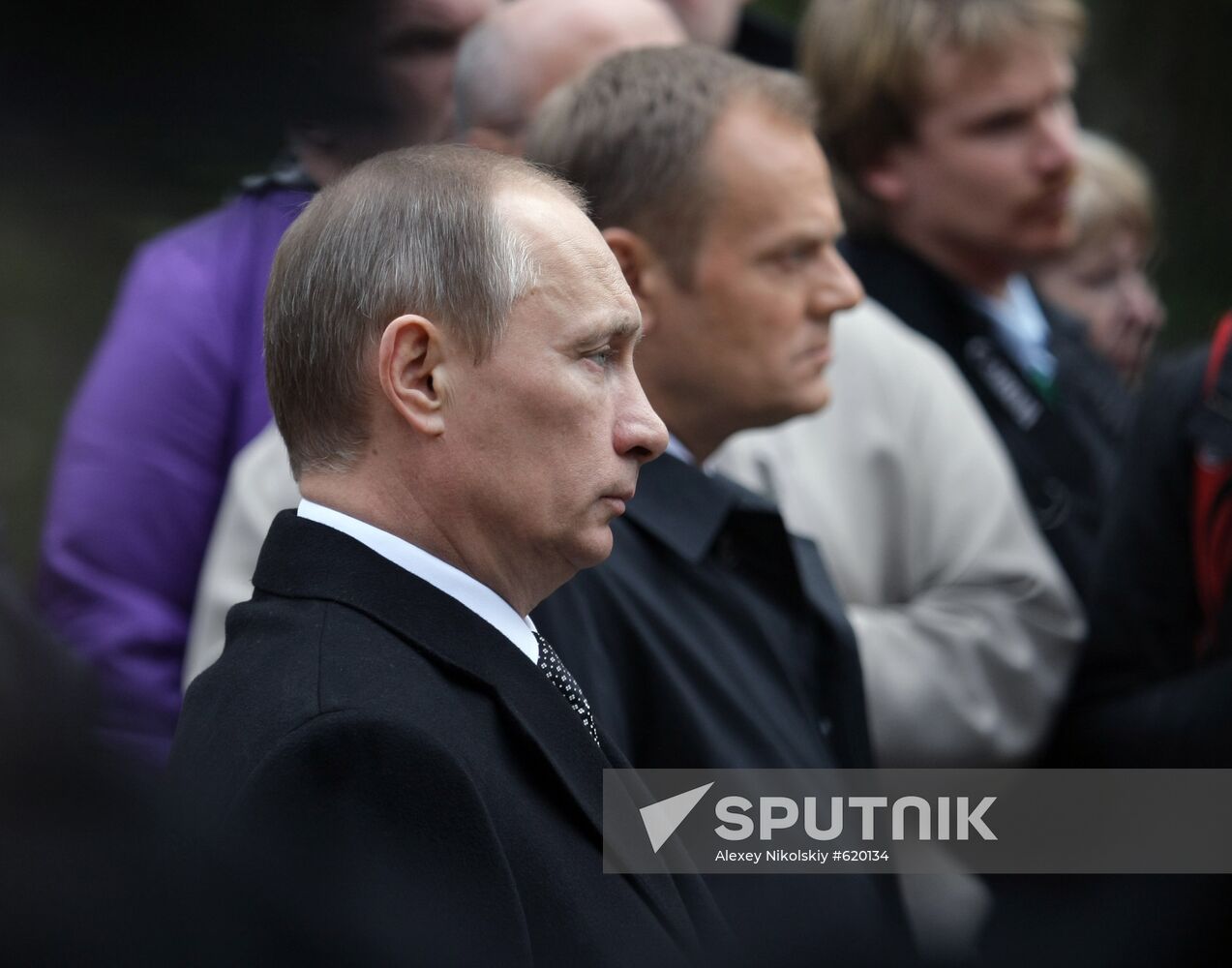 Vladimir Putin lays wreath at Katyn memorial