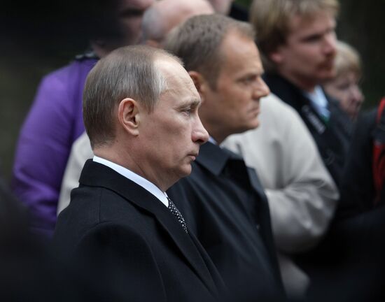 Vladimir Putin lays wreath at Katyn memorial