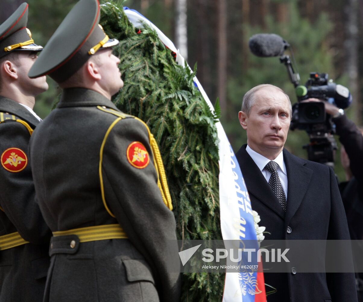 Vladimir Putin lays wreath at Katyn memorial