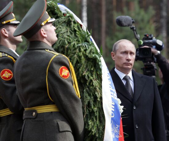Vladimir Putin lays wreath at Katyn memorial