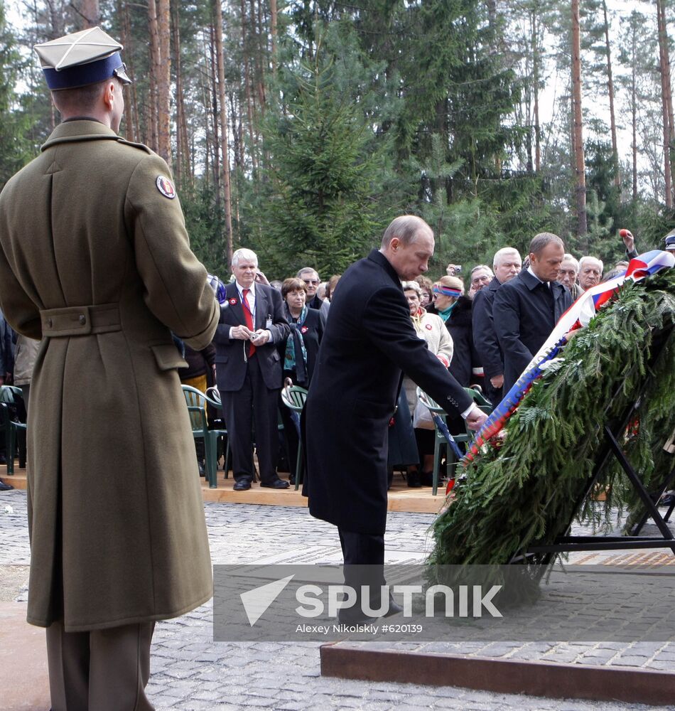 Vladimir Putin lays wreath at Katyn memorial