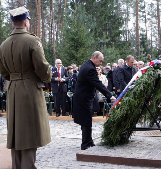 Vladimir Putin lays wreath at Katyn memorial