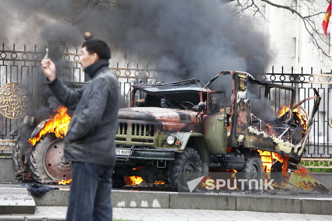 Street riots sweep through Bishkek