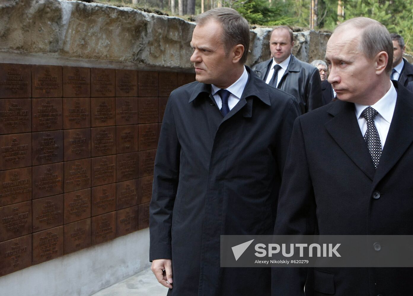 Vladimir Putin visits Katyn memorial