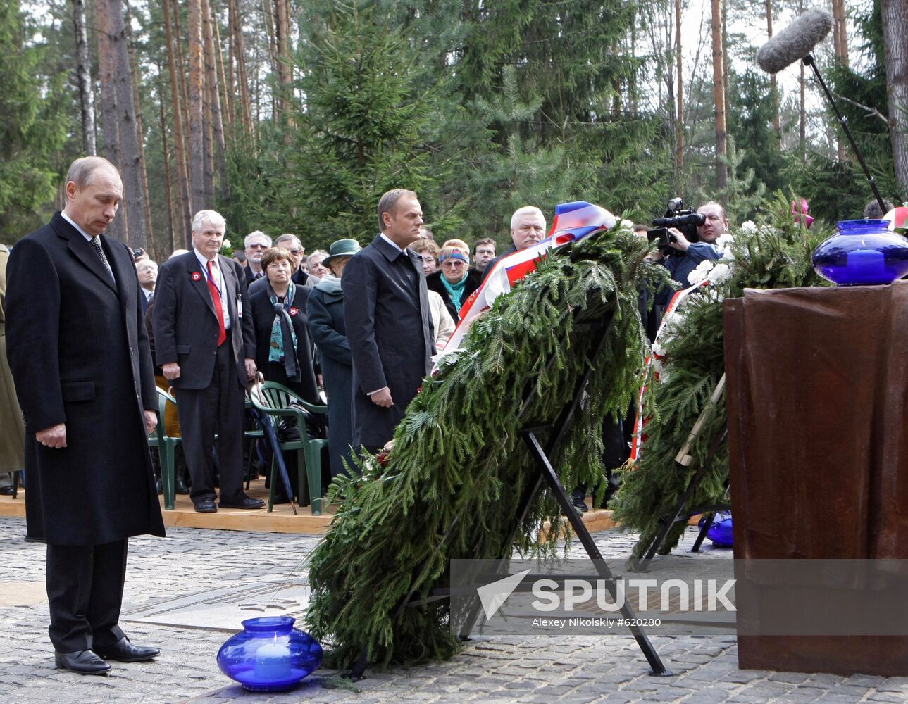 Vladimir Putin lays wreath at Katyn memorial