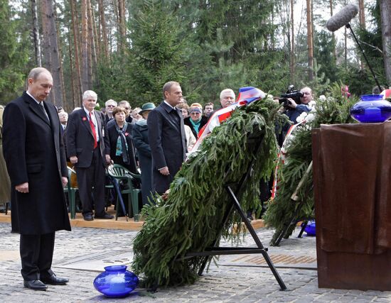 Vladimir Putin lays wreath at Katyn memorial