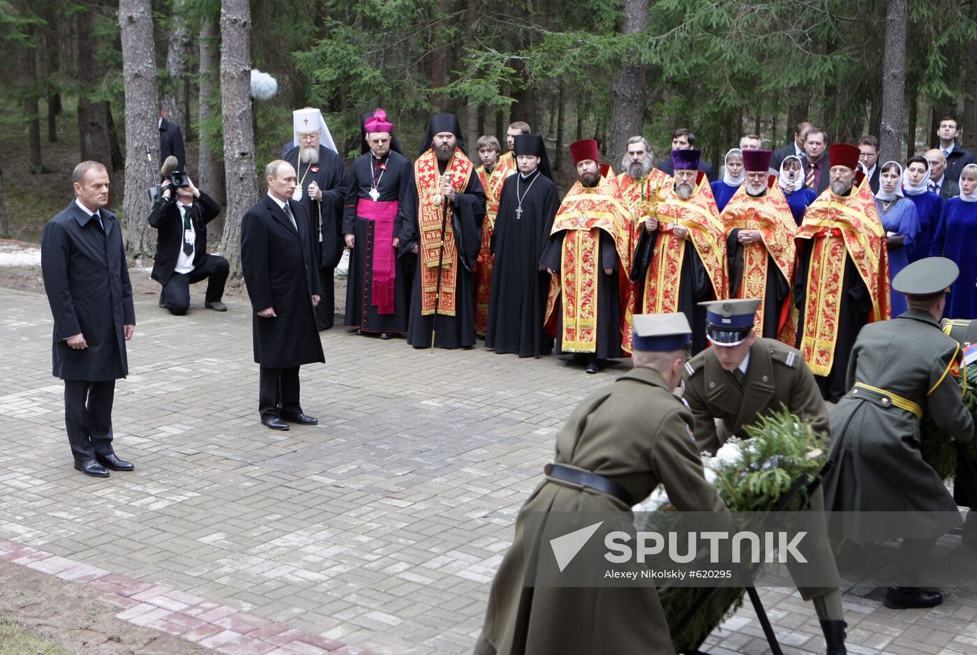 Vladimir Putin lays wreath at Katyn memorial