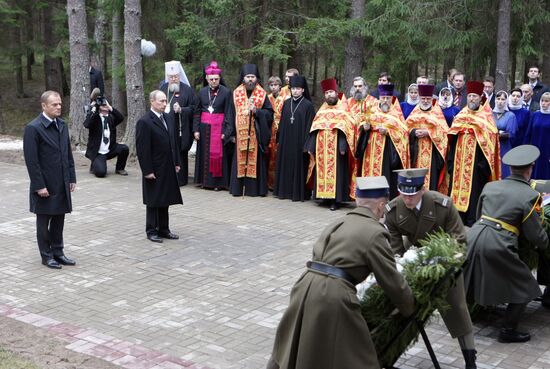 Vladimir Putin lays wreath at Katyn memorial