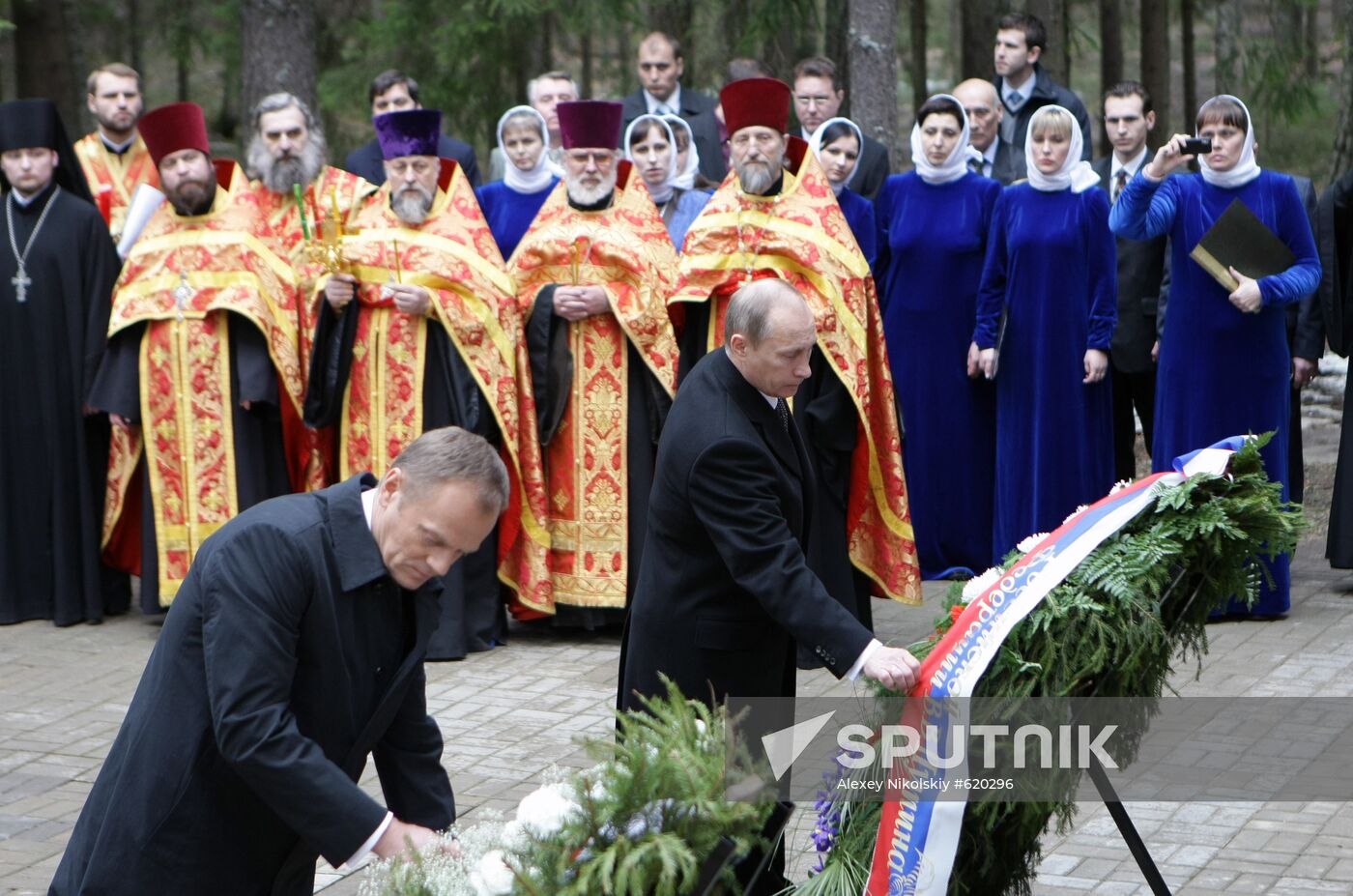 Vladimir Putin lays wreath at Katyn memorial