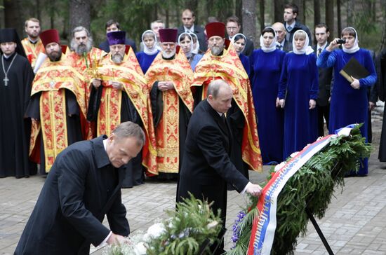 Vladimir Putin lays wreath at Katyn memorial