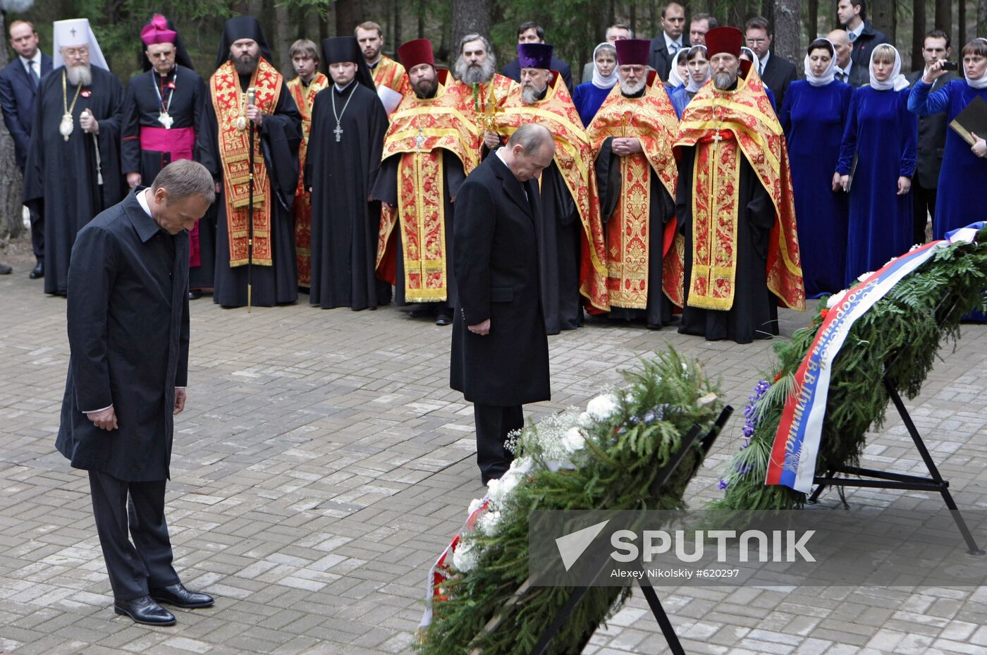Vladimir Putin lays wreath at Katyn memorial