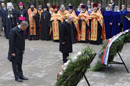 Vladimir Putin lays wreath at Katyn memorial