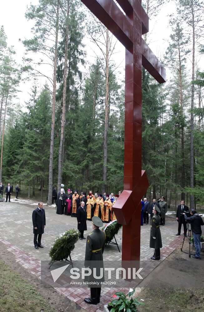 Vladimir Putin lays wreath at Katyn memorial