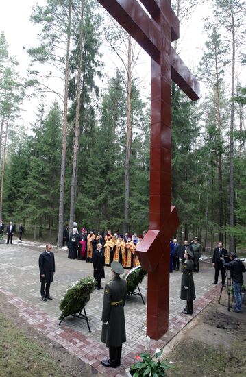 Vladimir Putin lays wreath at Katyn memorial