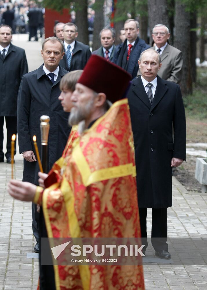 Vladimir Putin visits Katyn memorial