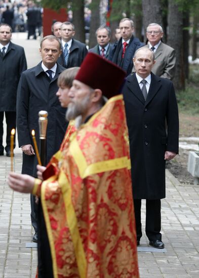 Vladimir Putin visits Katyn memorial