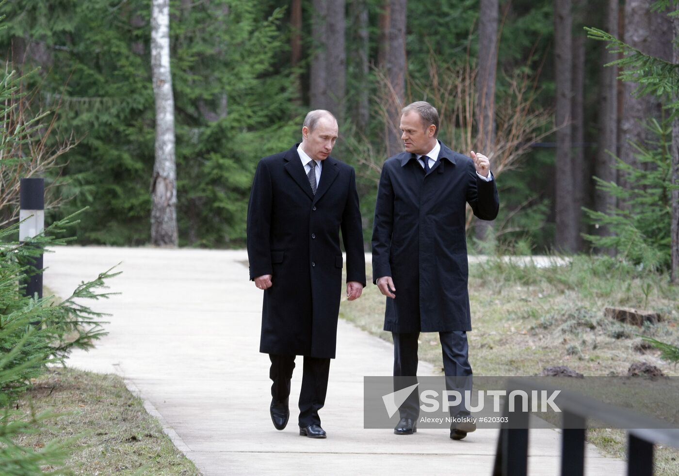 Vladimir Putin visits Katyn memorial