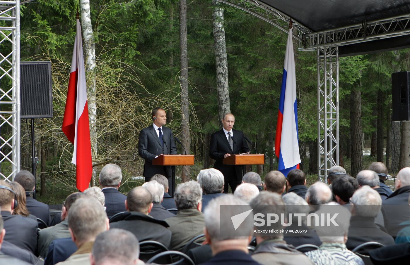 Vladimir Putin visits Katyn memorial