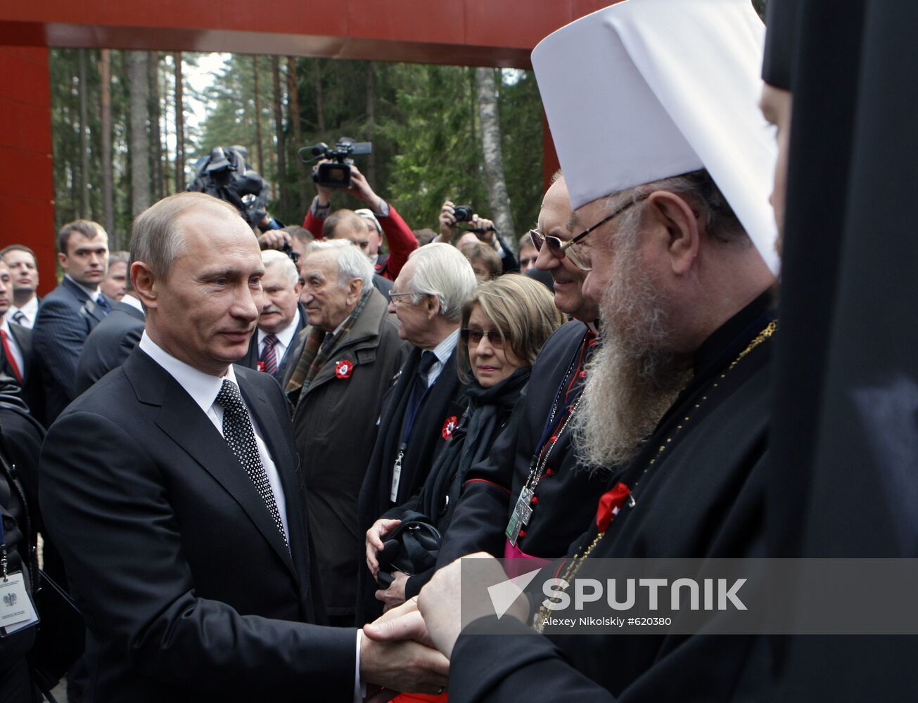 Vladimir Putin visits Katyn memorial