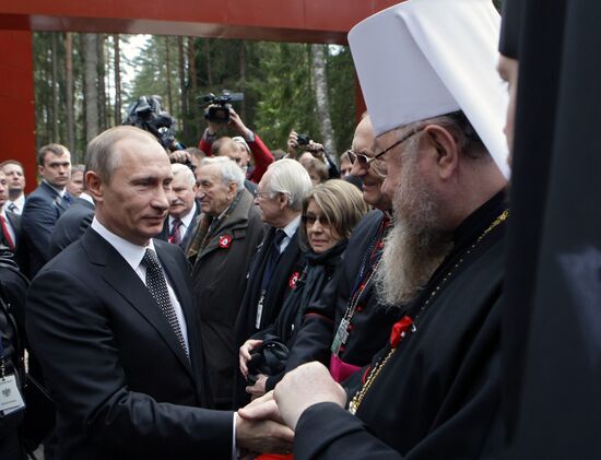 Vladimir Putin visits Katyn memorial