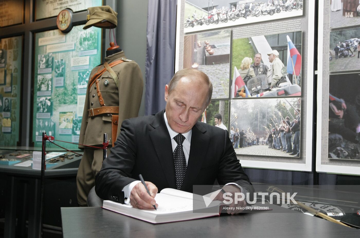 Vladimir Putin visits Katyn memorial
