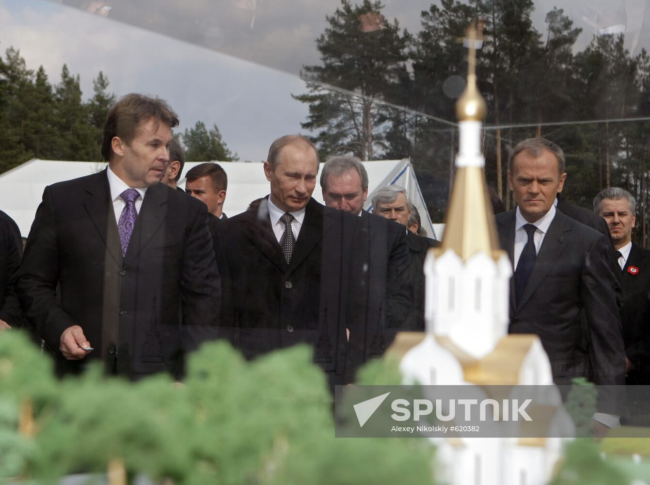 Vladimir Putin visits Katyn memorial