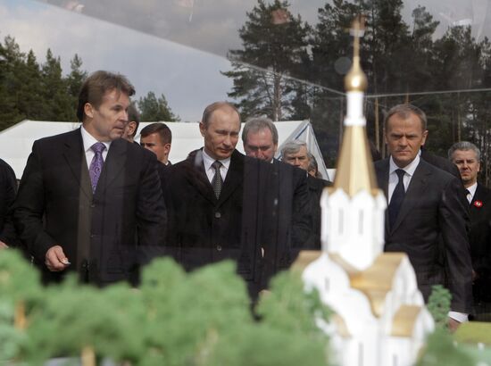 Vladimir Putin visits Katyn memorial