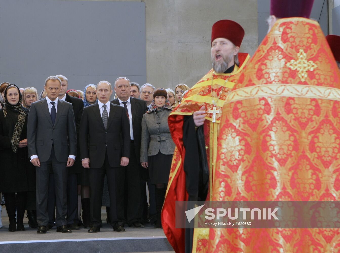 Vladimir Putin visits Katyn memorial