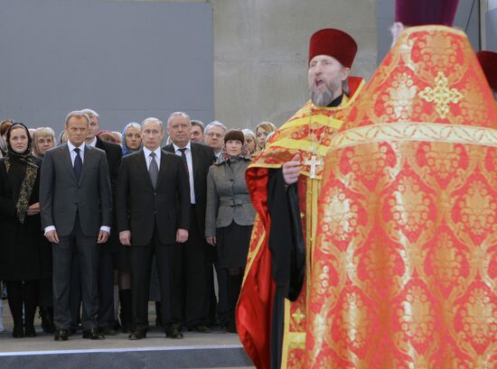 Vladimir Putin visits Katyn memorial