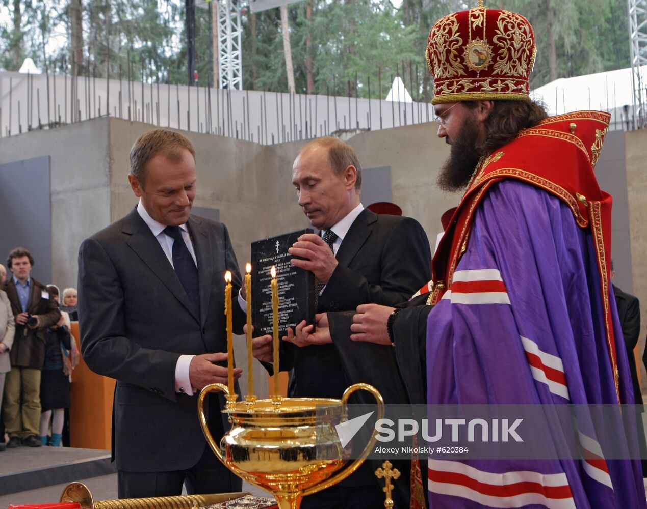 Vladimir Putin visits Katyn memorial