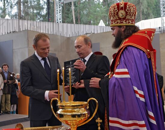 Vladimir Putin visits Katyn memorial