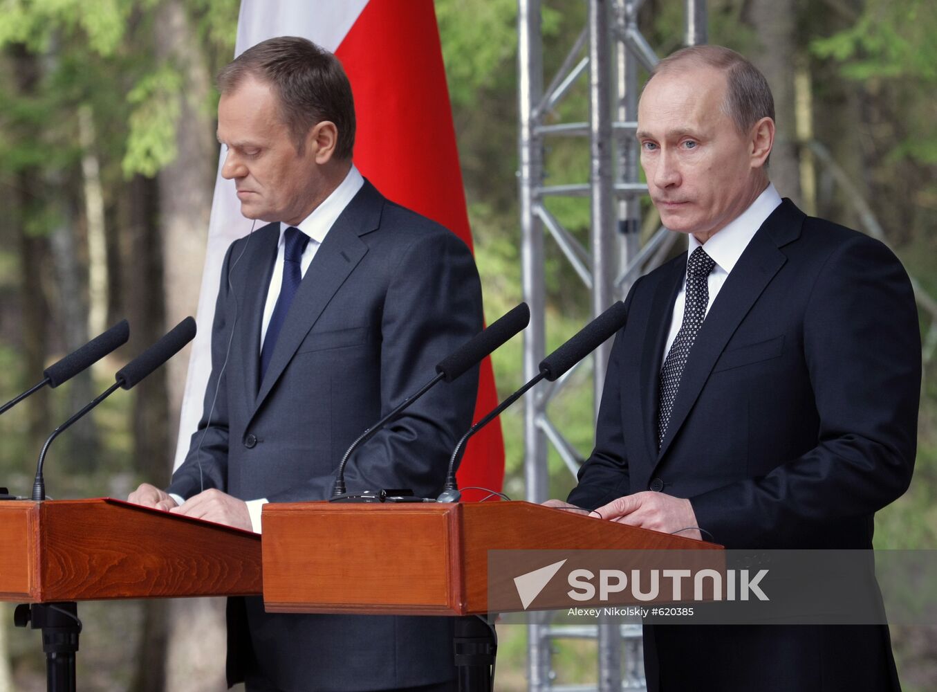 Vladimir Putin visits Katyn memorial