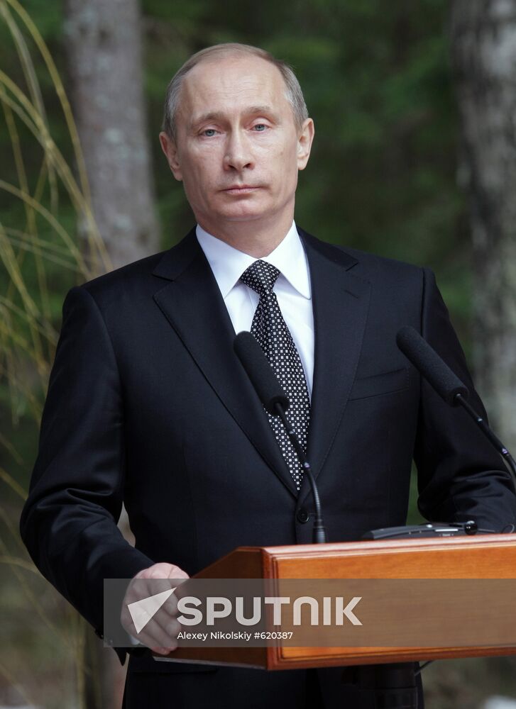 Vladimir Putin lays wreath at Katyn memorial