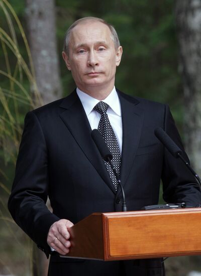 Vladimir Putin lays wreath at Katyn memorial