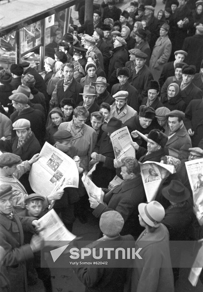 Muscovites at news stand