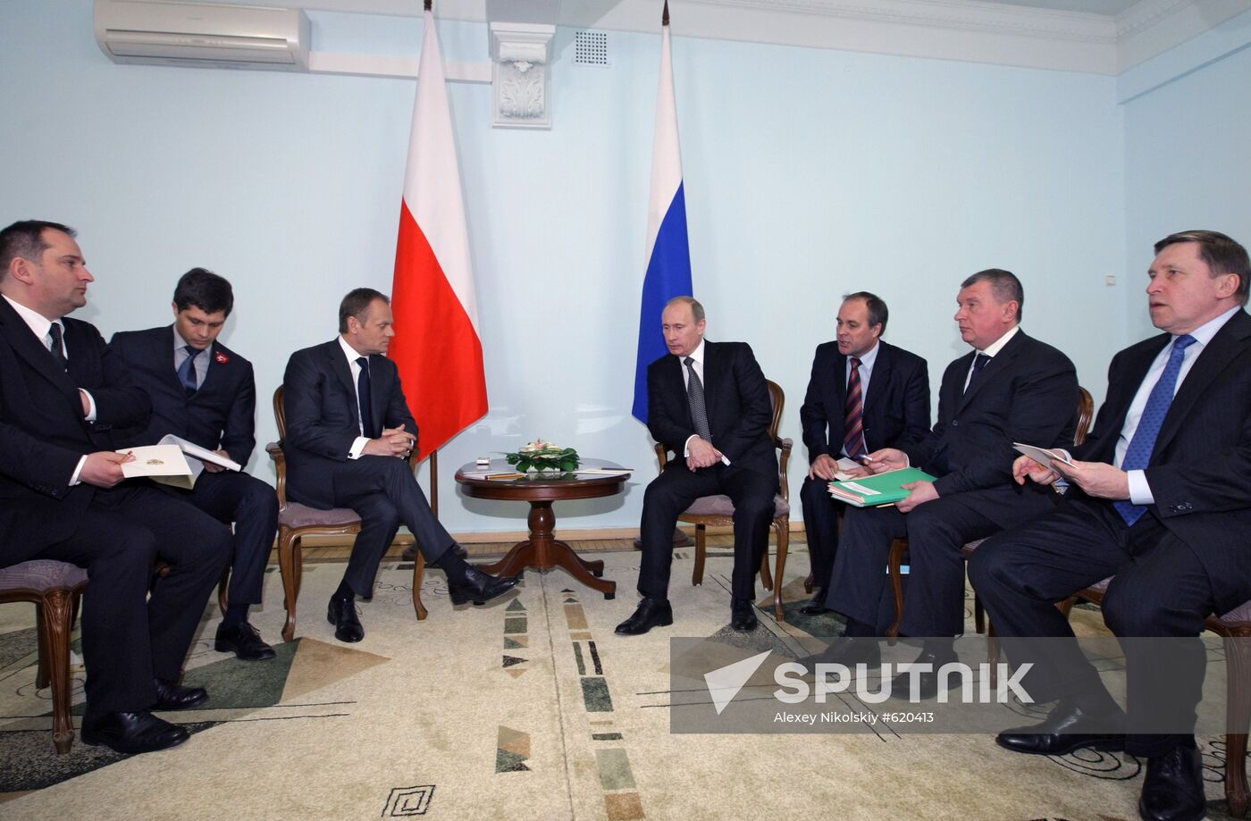 Vladimir Putin meets with Donald Tusk