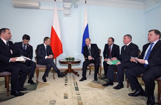 Vladimir Putin meets with Donald Tusk