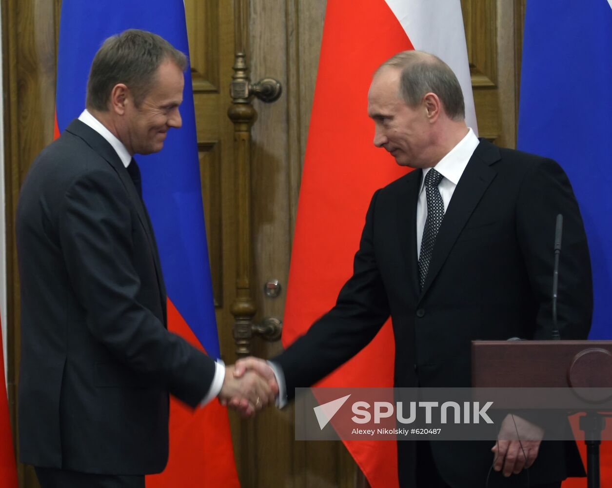 Russian, Polish PMs hold joint press conference