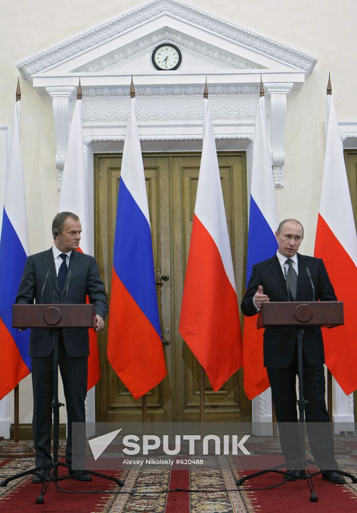 Russian, Polish PMs hold joint press conference