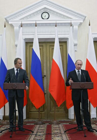 Russian, Polish PMs hold joint press conference